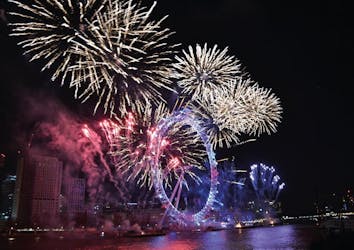 Cena de Año Nuevo y crucero por el Támesis con fuegos artificiales a bordo del Sarpedón